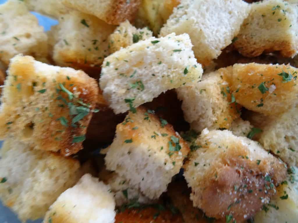 Finished croutons with spices